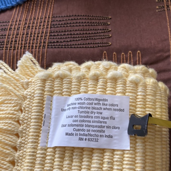 4 yellow woven placemats with 4 napkins - Picture 2 of 2